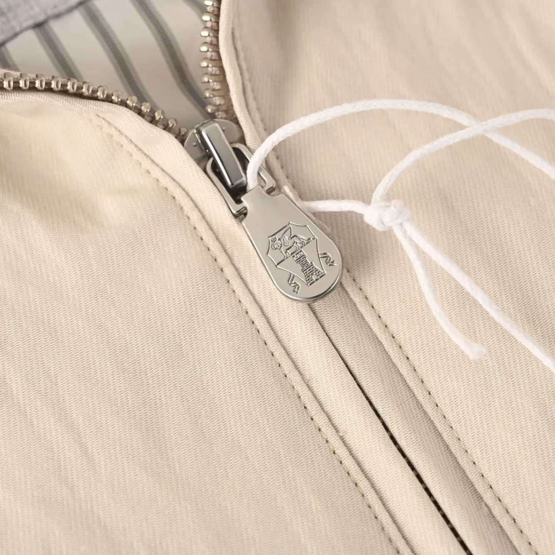 AP (Higher Version) BRUNELLO CUCINELLI BC Travelwear Series Badge Embroidered Stand Collar Jacket Men's Model Original purchased for 28300, 100% cotton fabric + nylon lining, 100% cotton outer material Breathable and comfortable, nylon lining smooth and anti-wrinkle, exquisite badge embroidery, stand-up collar windproof design, elastic cuffs hem, suitable for commuting, leisure, and travel, looks good when layered alone Size: M-XXL